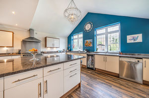 Kitchen diner angle 4- click for photo gallery